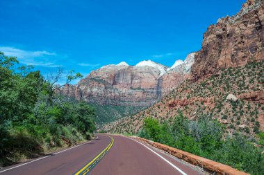 Utah 'taki Zion Ulusal Parkı' na giden uzun bir yol.