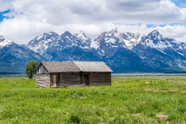 Grand Tetons NP, WY, ABD - 22 Haziran 2019: Park boyunca eski bir çiftlik evi