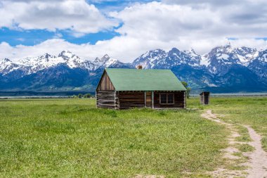 Grand Tetons NP, WY, ABD - 22 Haziran 2019: Park boyunca eski bir çiftlik evi