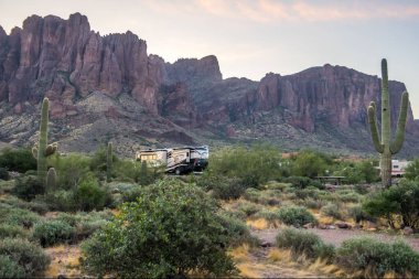 Apaçi Kavşağı, AZ, ABD - 30 Ekim 2019: Karavanımızın büyüleyici görüntüsünün tadını çıkarıyoruz