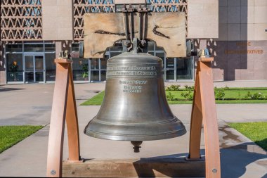 Phoenix, AZ, ABD - 26 Ekim 2019: Arizona Eyalet Meclisi boyunca uzanan devasa Özgürlük Çanı