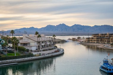 Havasu Gölü, AZ, ABD - 7 Ocak 2020: Eğlence amaçlı balıkçılık ve tekne gezisiyle tanınan bir şehir
