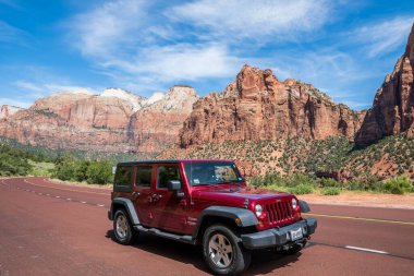 St. George, UT, ABD - 17 Mayıs 2020: Koruma parkı boyunca park etmiş bir Jeep Wrangler Sınırsız Spor