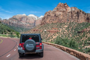 St. George, UT, ABD - 17 Mayıs 2020: Koruma parkı boyunca park etmiş bir Jeep Wrangler Sınırsız Spor
