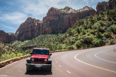 St. George, UT, ABD - 17 Mayıs 2020: Koruma parkı boyunca park etmiş bir Jeep Wrangler Sınırsız Spor