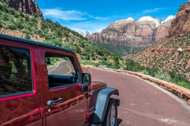 St. George, UT, ABD - 17 Mayıs 2020: Koruma parkı boyunca park etmiş bir Jeep Wrangler Sınırsız Spor