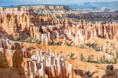Bryce Canyon Ulusal Parkı, Utah 'ta Kızıl Kayalar' ın doğal bir kaya oluşumu.