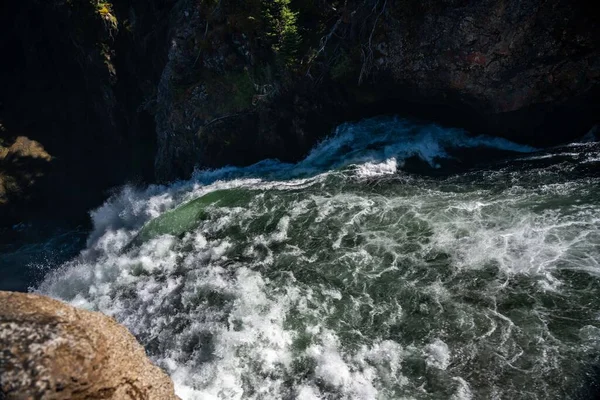 Wąski Strumień Wody Parku Narodowym Yellowstone Wyoming — Zdjęcie stockowe