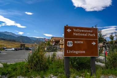Yellowstone NP, WY, ABD - 8 Ağustos 2020: Manzaralı varış yerine giden farklı yerler