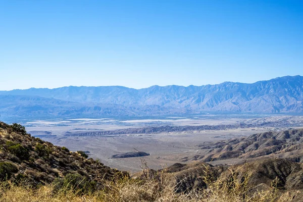Çölün yürüyen patikasından destansı dağ manzarası