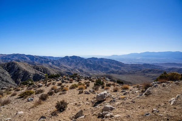 Çölün yürüyen patikasından destansı dağ manzarası