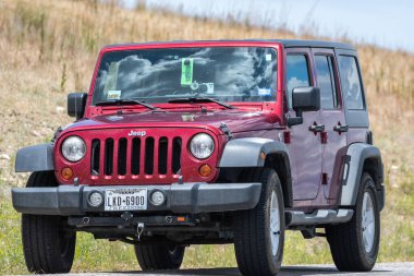 Antilop Adası SP, UT, ABD - 16 Haziran 2020: Koruma parkı boyunca park edilmiş bir Jeep Wrangler Sınırsız Spor