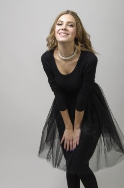 Siyah elbiseli güzel kız.