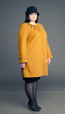 sarı bir ceket bir baş içinde bedensel esmer