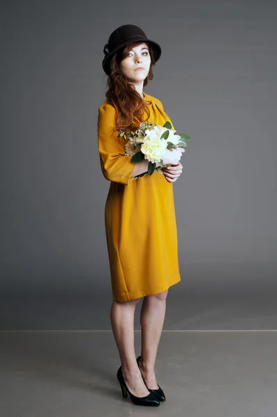 Menina de chapéu, senhora, senhora de chapéu, chapéu de senhora, chapéu, vestido amarelo, menina de amarelo , — Fotografia de Stock