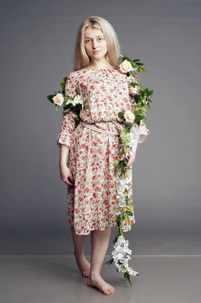 Sommerkleid, Blümchenkleid, blond, Mädchen mit langen Haaren, blondinska mit langen Haaren, Mädchen mit blauen Augen, schöne Blondine, — Stockfoto