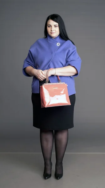 Korpulente Brünette mit Damenhandtasche — Stockfoto