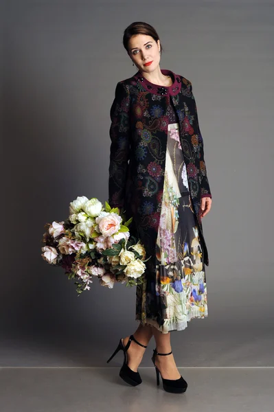 Woman with a bouquet, big bouquet, coat, fashionable coat, bright coat, autumn women's coat, women's coat, light overcoat — Stock fotografie