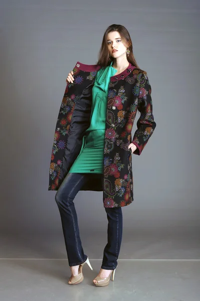 Красивая девушка в стильном пальто — стоковое фото