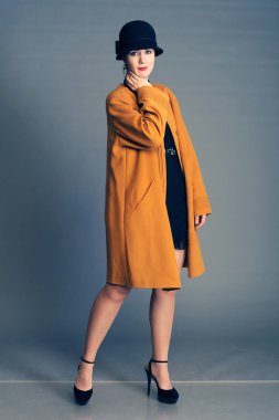 sarı ceketli siyah şapkalı ince bayan