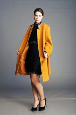 sarı bir ceket ince bayan