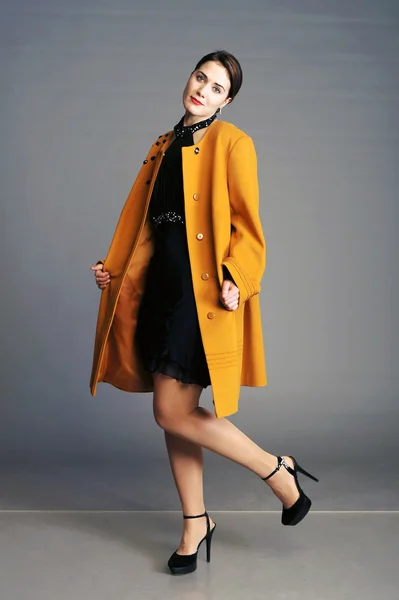 Karcsú hölgy sárga kabátban — Stock Fotó