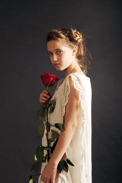 Chica con una rosa roja, chica en camisón, chica de blanco sobre fondo negro —  Fotos de Stock