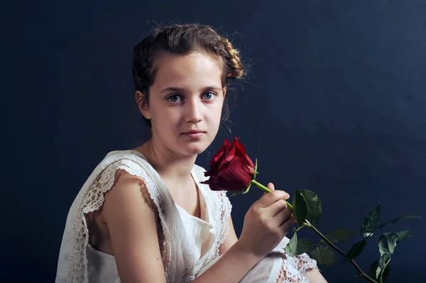 Dívka s rudou růži, dívka v noční košili, dívka v bílém na černém pozadí — Stock fotografie