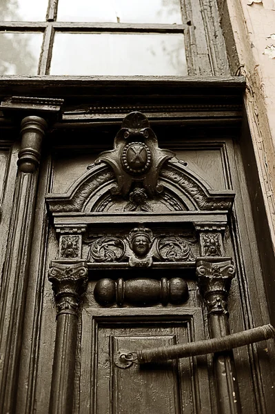 Una puerta de estilo modernista — Foto de Stock