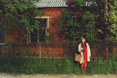 Kız bir bere içinde