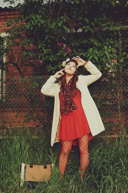 Kız bir bere içinde