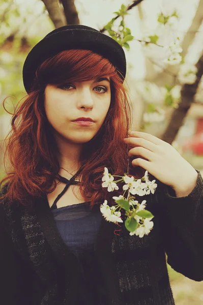 La fille et une branche d'un pommier — Photo