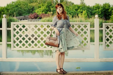 Kız bir çimenlerin üzerinde