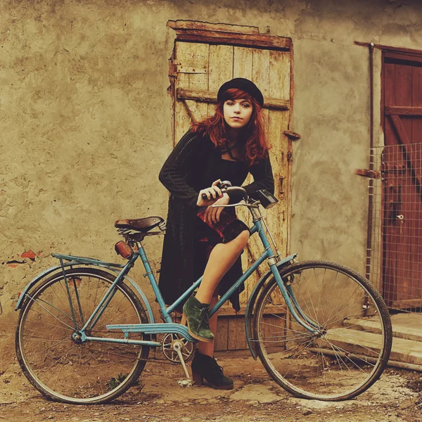 A menina de bicicleta — Fotografia de Stock