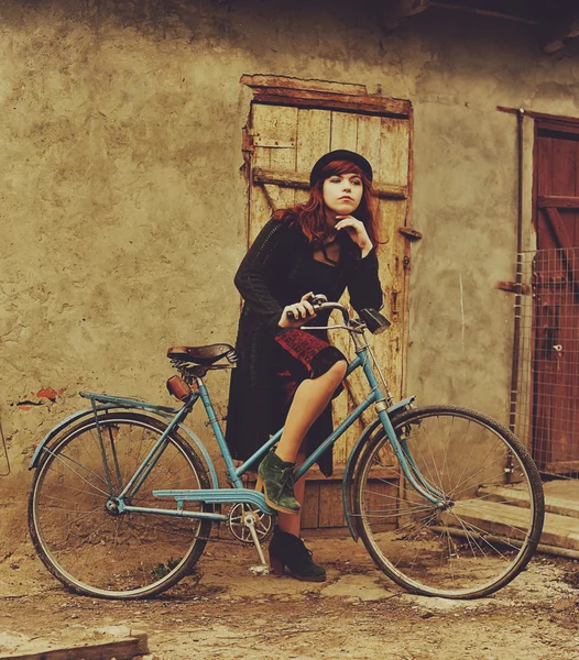 Das Mädchen mit dem Fahrrad — Stockfoto