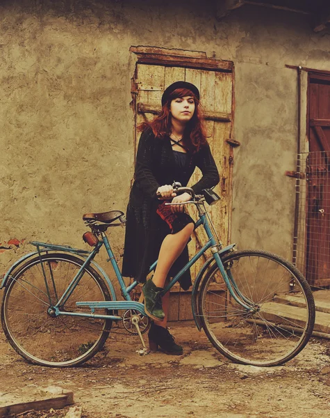 Das Mädchen mit dem Fahrrad — Stockfoto