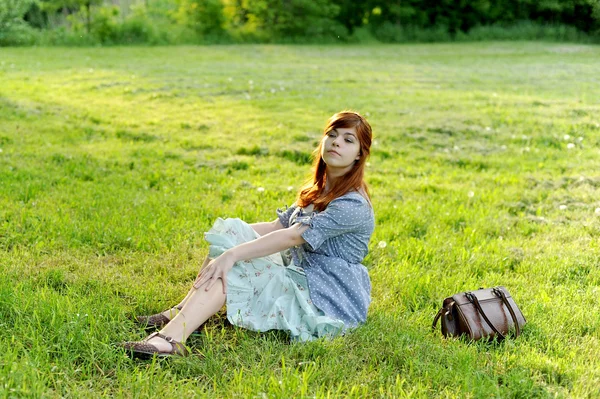 Das Mädchen auf dem Gras — Stockfoto