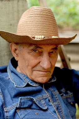 Komuta sizde hasır şapkalı