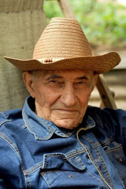 Komuta sizde hasır şapkalı