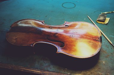 Müzik aletleri tamir atölyesi