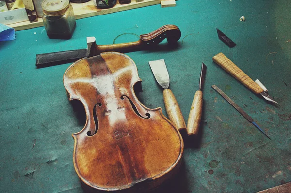 Oficina de reparação de instrumentos musicais — Fotografia de Stock