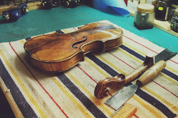 Oficina de reparação de instrumentos musicais — Fotografia de Stock