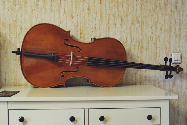 Dřevěné violoncello v místnosti — Stock fotografie