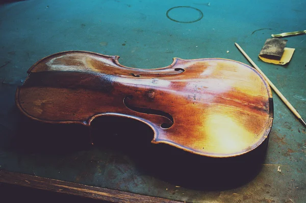 Oficina de reparação de instrumentos musicais — Fotografia de Stock