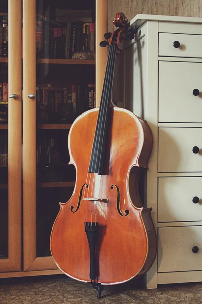 Trä violoncello i rum — Stockfoto