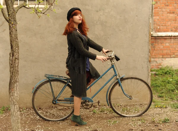 Das Mädchen mit dem Fahrrad — Stockfoto