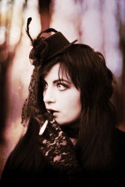 Matmazel de Bois de Boulogne Paris, kemancı kız küçük siyah elbise, siyah dantel eldiven, cinsel esmer duman