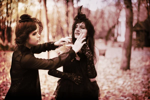 Мадемуазель в Булонском лесу, девушка-скрипачка в маленьком черном платье — стоковое фото