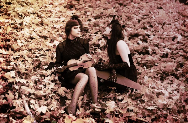 Mademoiselle em Bois de Boulogne Paris, Violinista menina em vestido preto pequeno, Violinistas namoradas — Fotografia de Stock