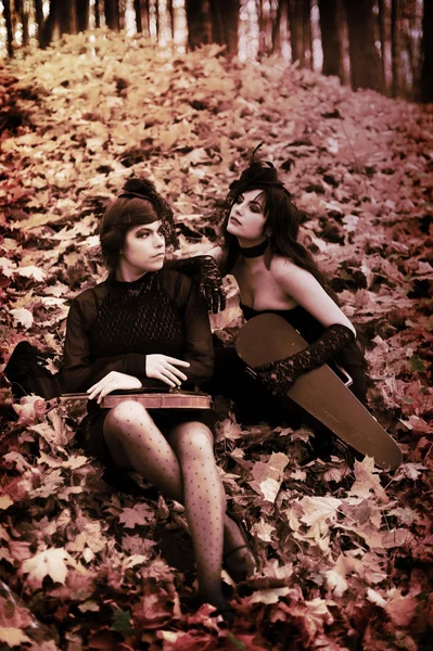 Slečna v Bois de Boulogne Paříž, houslista dívka v malé černé šaty, houslisté — Stock fotografie